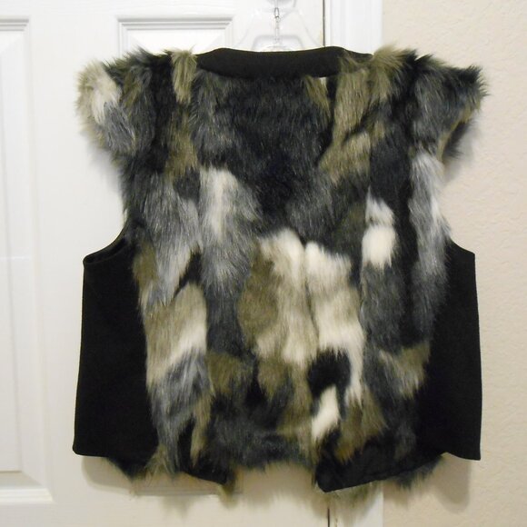 Cabi Frosty Faux Fur Blue Gray Vest With Hidden Pockets - Picture 3 of 4